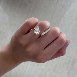 Bague de fiançailles en diamant de laboratoire poire 4 carats, solitaire flottant à 3 griffes, minimaliste, en forme de goutte d'eau, avec bande de 1,25 mm, en or massif 14K 18K - Product Image 2