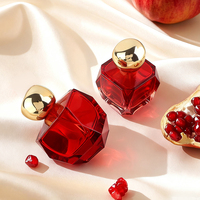 Flacon de parfum en verre rouge taillé en forme de bijou de 100 ml avec atomiseur de parfum vide géométrique et capuchon rond doré [Couleur + Logo disponibles]
