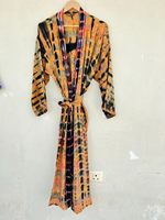 Kimono Panjang V-neck Halus dengan Motif Tie Dye Sutra Hitam Kuning yang Indah Ukuran Bebas untuk Dipakai di Festival Musim Semi Musim Panas Musim Gugur.