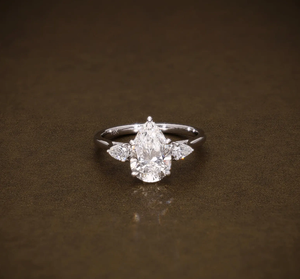 แหวนหมั้นเพชรทรงลูกแพร์สไตล์วินเทจสุดหรู ได้รับการรับรองจาก IGI ทองคำแท้ เหมาะสำหรับเป็นของขวัญแต่งงานและวันครบรอบ - Product Image 1