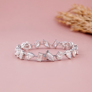 Brazalete de Diamantes de Diseño Premium de 18.00 CT con Diamantes Creados en Laboratorio en Diferentes Formas, en Oro Sólido de 10K, 14K y 18K, para Mujer - Product Image 2