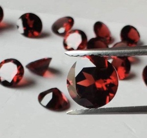 Granate rojo natural de Mozambique / Forma redonda / Facetado / Calidad AAA+ / Limpio (IF) / Corte brillante / Tamaño 10 mm - Product Image 3