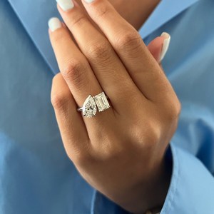 Anillo de diamantes cultivados en laboratorio con corte esmeralda y pera de 4 quilates Toi et Moi, anillo de dos piedras, certificado por IGI - Product Image 5