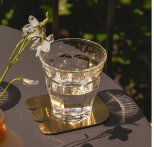 Ensemble de sous-verres ronds en laiton martelé avec un support de rangement circulaire texturé assorti, disponible à prix de gros. - Product Image 4
