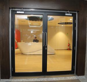 Puerta de Entrada Glaseada Resistente al Fuego de Calidad Premium con Núcleo Sólido para Oficinas, Hoteles y Hospitales Disponible para la Venta - Product Image 2