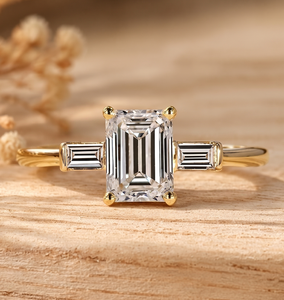 Bague de mariage en or massif 10K 14K 18K avec trois diamants de laboratoire certifiés IGI, émeraudes et diamants taille baguette, vente en gros - Product Image 1