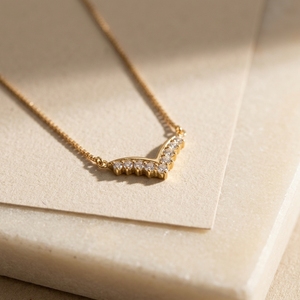 Collier minimaliste en or 14 carats avec diamants CVD en forme de V, chaîne maille forçat en V céleste, 9 pierres de diamant, pour usage quotidien - Product Image 4