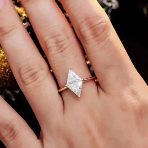 Anillo Solitario con Corte Triangular de 2 Quilates en Oro Amarillo de 14K, Anillo de Diamantes con Diamante Creado en Laboratorio con Certificado IGI para Mujer - Product Image 1