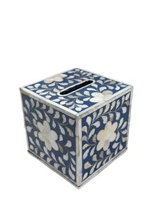 Caja de pañuelos de resina con incrustaciones de hueso de color neutro, diseñada para complementar diversas paletas de colores de interiores. - Product Image 4