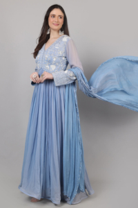 Vestido largo de diseñador para mujer, color azul cielo, con cuentas, lentejuelas y bordados, ideal para eventos. - Product Image 5