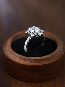 Anillo de Diamantes Redondos Brillantes en Oro Blanco con Detalles de Diamantes Marquise, Anillo de Compromiso de Inspiración Celestial, Joyería Fina - Product Image 3