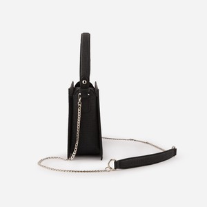 Sac bandoulière trapèze de luxe en cuir de tomate bio noir à motif alligator avec deux sangles chaîne amovibles - Product Image 2