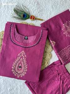 Ensemble Kurti, pantalon et dupatta en pur coton indien traditionnel de qualité export, avec travail artisanal à la main et miroirs véritables, fabriqué en Inde. - Product Image 4