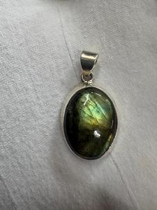 Pendentif Charme Géométrique en Labradorite Naturelle Multicolore Faite à la Main, Sertie en Argent 925 Style Vintage, Cadeau pour Femme - Product Image 2