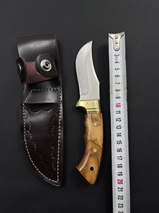 Couteau de chasse et de survie Jexa 4116 en acier inoxydable à lame fixe, bord partiellement dentelé, avec manche en bois d'olivier et étui en cuir - Product Image 4
