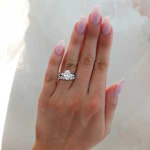 Anillo de Compromiso de Oro Sólido de 14k y 18k con Diamante Ovalado Cultivado en Laboratorio de 2.00ctw, Tres Piedras en Forma de Pera, Anillo de Boda Solitario, Certificado IGI - Product Image 2