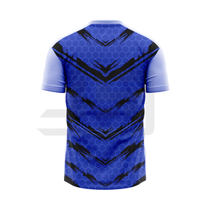 Cada pase tiene un propósito, cada tackle muestra coraje, cada gol nos cuenta nuestra historia, cada batalla nos hace más fuertes. Camiseta de cuello en V 100% algodón. - Product Image 1