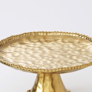 Élégant support à gâteau doré avec plateau texturé ondulé, bordure perlée et base sur pied assortie pour servir les desserts - Product Image 2