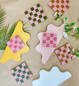 Juego de Posavasos de Vidrio con Mosaico a Cuadros Multicolor y Bicolor sobre Fondo Rosa, para Bebidas y Decoración de Mesa - Product Image 4