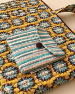 Sac fourre-tout pour ordinateur portable en néoprène à imprimé floral avec fermeture éclair et intérieur matelassé pour usage décontracté, sac pour Macbook à imprimé jaune - Product Image 4