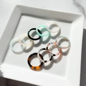 Anillo de Dedo Delgado de Resina Acrílica, Diseño Redondo, Ligero, Elegante, Multicolor, para Mujeres y Niñas - Product Image 3