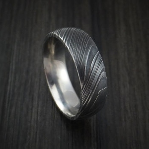Bagues en acier Damas personnalisées en gros pour hommes, bague de fiançailles texturée aspect grain de bois, artisanat haut de gamme - Product Image 1