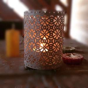 Portavelas artesanales de metal con formas que brindan una luz tranquila, texturas refinadas y sofisticación decorativa. - Product Image 2