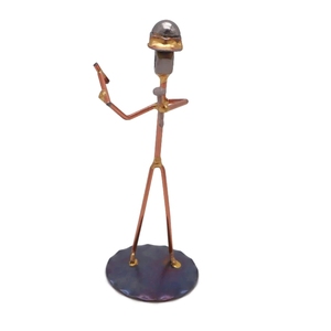Statuette d'ouvrier du bâtiment en métal soudé fait main, sculpture de charpentier en fer recyclé tenant une marteau et une cloueuse, sculptures d'artisan. - Product Image 3