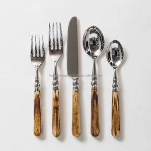 Cubiertos de metal minimalistas con mango de madera para cocinas modernas, diseñados para un estilo sencillo y una funcionalidad superior - Product Image 1