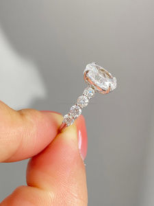 Bague en diamant de qualité supérieure à taille ovale avec diamants latéraux en or blanc, bague de fiançailles classique en diamant ovale pour femme, bijoux élégants - Product Image 3