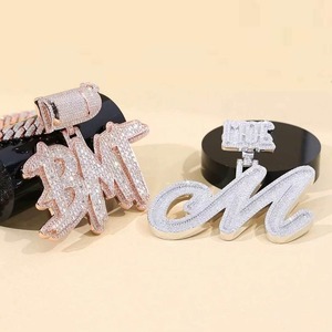 Collier pendentif alphabet en diamant de qualité supérieure pour cadeau d'anniversaire et fête d'anniversaire, vendu au meilleur prix - Product Image 5