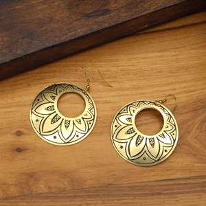 Boucles d'oreilles créoles mandala en laiton faites à la main en gros |   Boucles d'oreilles pendantes vintage gravées en forme de lotus |   Bijoux ethniques indiens bohèmes - Product Image 4
