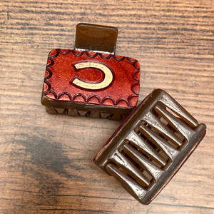 Vente chaude rouge mat pince à cheveux couleur unie en plastique usiné à la main gravé en cuir élégant accessoire de cheveux pour femmes et filles - Product Image 6