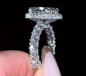 Bague en or blanc 14 carats avec diamant de laboratoire CVD ovale de 4 carats, couleur VS DEF, certifié IGI, serti halo - Product Image 4