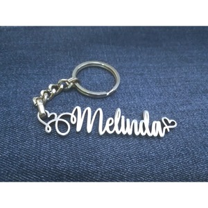 พวงกุญแจตัวอักษรเมสันสแตนเลส ดีไซน์โลหะลายนูนรูปทรงไม่สม่ำเสมอ - Product Image 3
