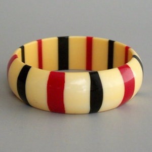 Brazalete de Resina Hecho a Mano por los Mejores Artesanos, de Alta Calidad, con Rayas Amarillas, Rojas y Negras, Forma Redonda, Accesorio de Joyería Moderno - Product Image 1