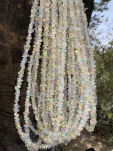 Collier de perles de copeaux d'opale éthiopienne, lisse, multicolore, effet feu (16 pouces) - Product Image 1