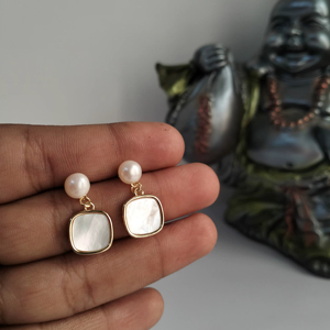 Pendientes de Perlas de Agua Dulce y Madreperla, Chapados en Oro, Antideslustre, Fabricante y Proveedor de Joyería al por Mayor - Product Image 1