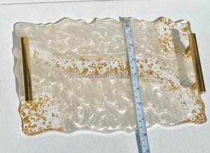 Plateau de service décoratif en résine blanche avec agate géode et pierre de lune, poignées modernes en barres dorées, couleurs disponibles, contactez-nous pour plus d'informations - Product Image 2