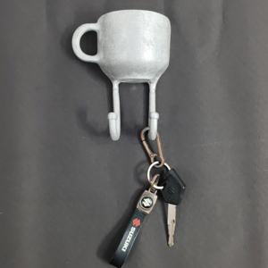 Crochet mural créatif en aluminium en forme de tasse à café, support décoratif unique pour manteaux et clés dans la cuisine, le café ou l'entrée - Product Image 2