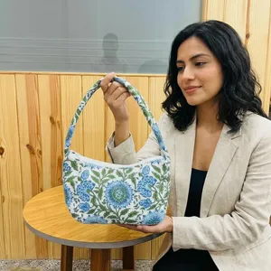 Sac à main matelassé en coton floral unique, sac fourre-tout réutilisable en tissu, sac à bandoulière doux et rembourré pour femme, sac à main personnalisé avec impression, idéal pour un cadeau - Product Image 3