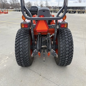 Mini Tractor Compacto Kubota 4x4 Avanzado, con Motor Diésel y Bomba de Agua, Diseñado para Jardinería Eficiente - Product Image 3