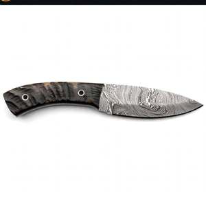 Couteau de camping à lame fixe en acier Damas artisanal avec manche en corne texturé et broches creuses pour utilisation sur le terrain et collection - Product Image 1