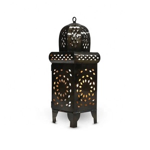 Lanterne en métal marocaine à motifs arabesques découpés avec un design en forme de dôme, finition noire antique, porte-bougie décoratif pour la décoration de la maison - Product Image 3