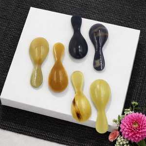 Mini-cuillères en corne de buffle naturelle, faites à la main avec une finition polie et des motifs uniques pour le service et l'utilisation en cuisine. - Product Image 5