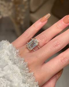 Anillo de Compromiso con Diamante Cultivado en Laboratorio, Corte Esmeralda, 10 Quilates, para Mujer |   Anillo de Aniversario de Bodas de Lujo Chapado en Oro de 18K con Certificado IGI - Product Image 1