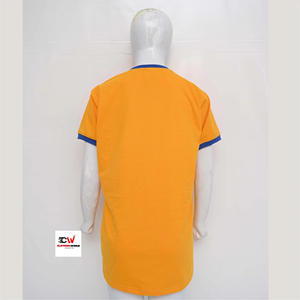 Camiseta informal unisex básica de cuello redondo color amarillo mostaza para uso diario, con apariencia de tela de algodón suave. - Product Image 5