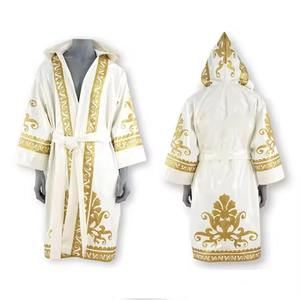 ชุดคลุมชกมวยแบบใหม่สำหรับทุกเพศ สีแดง ผลิตจากโพลีเอสเตอร์/ไนลอน พร้อมฮู้ด ปรับแต่งได้ ชุดคลุมสำหรับการต่อสู้ แห้งเร็ว น้ำหนักเบา ระบายอากาศได้ดี รับผลิตแบบ OEM - Product Image 1