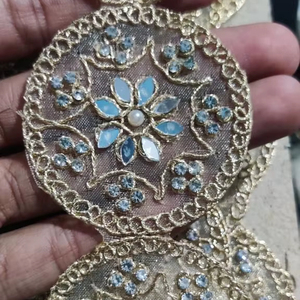 Encaje de red dorado de diseñador con bordado de espejo para adornos de encaje de red para sari, lehenga, blusas y decoración de prendas nupciales - Product Image 1