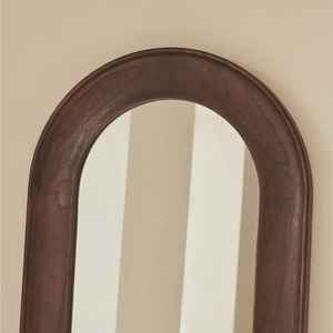 Miroir sur pied pleine longueur en bois de noyer foncé, cadre incurvé lisse, fait main, écologique, luxe moderne pour la maison - Product Image 3